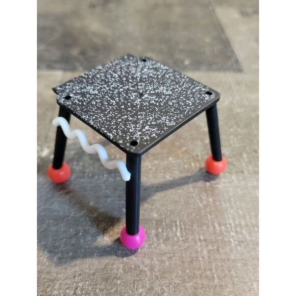 Black splattered mini doll table toy figure pink red - Picture 2 of 4